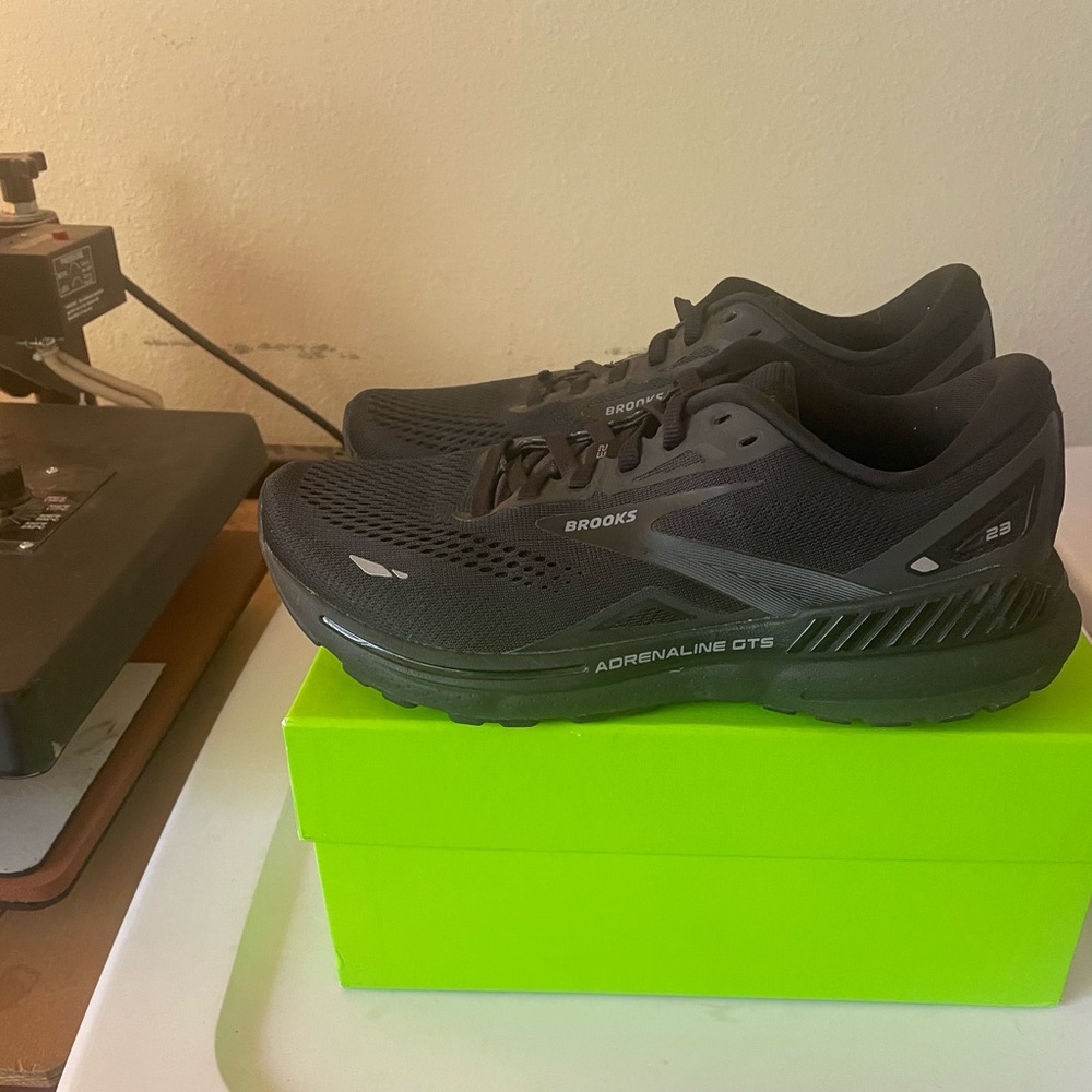 Brooks Adrenaline GTS black size 9 shoes